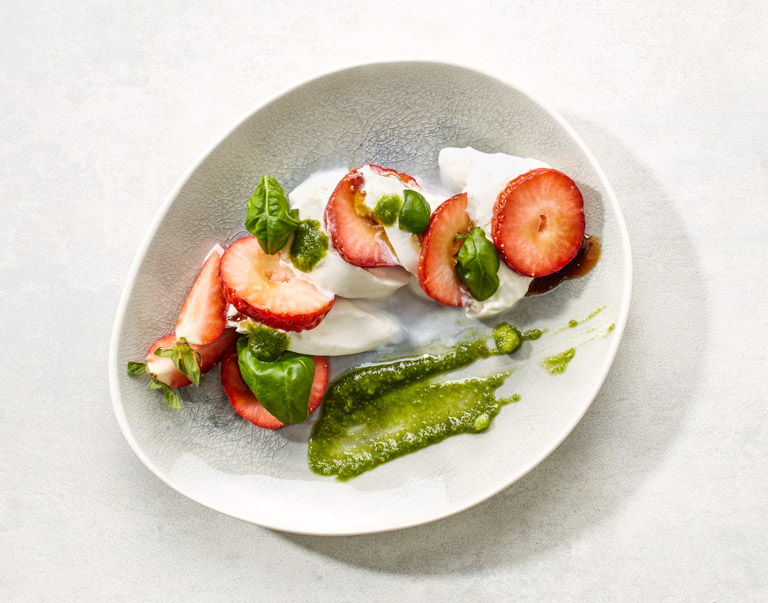 Carpaccio van aardbei, basilicum en burrata