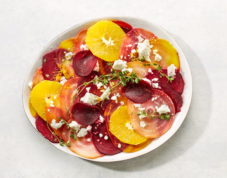 Carpaccio van gepofte bietenvarianten met feta en citroentijm