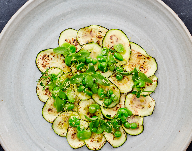 Carpaccio van courgette met doperwten en tuinboontjes. Een heerlijk vegetarisch alternatief voor de geliefde carpaccio op uw menukaart.