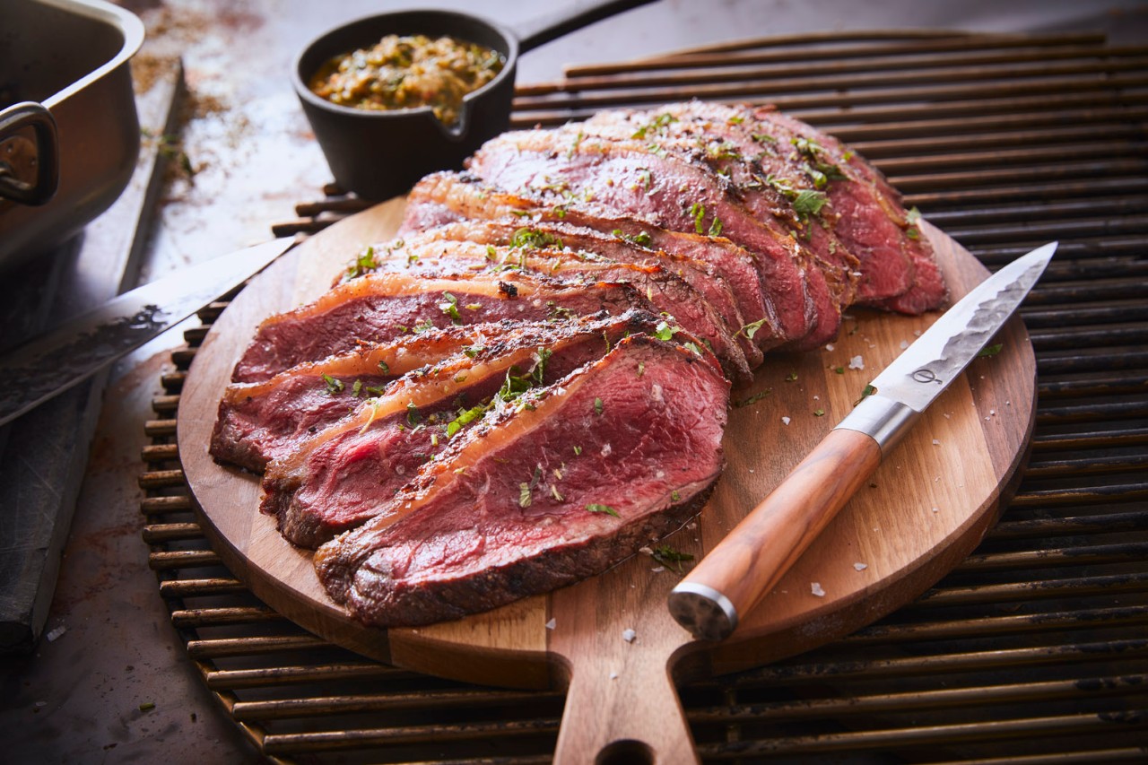 Op de barbecue gegrild staartstuk met een Argentijnse chimmichurri