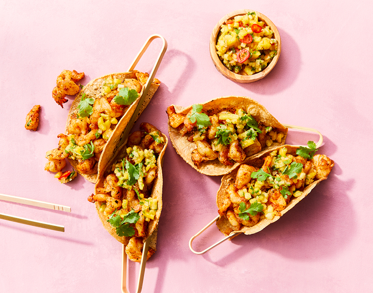 Geroosterde gamba’s van de barbecue, geserveerd in een geroosterde taco met een salsa van ananas en mango.