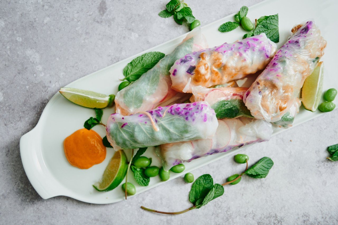 Aziatische springrolls met garnalen, sla, paprika, taugé,  lente-ui en miehoen