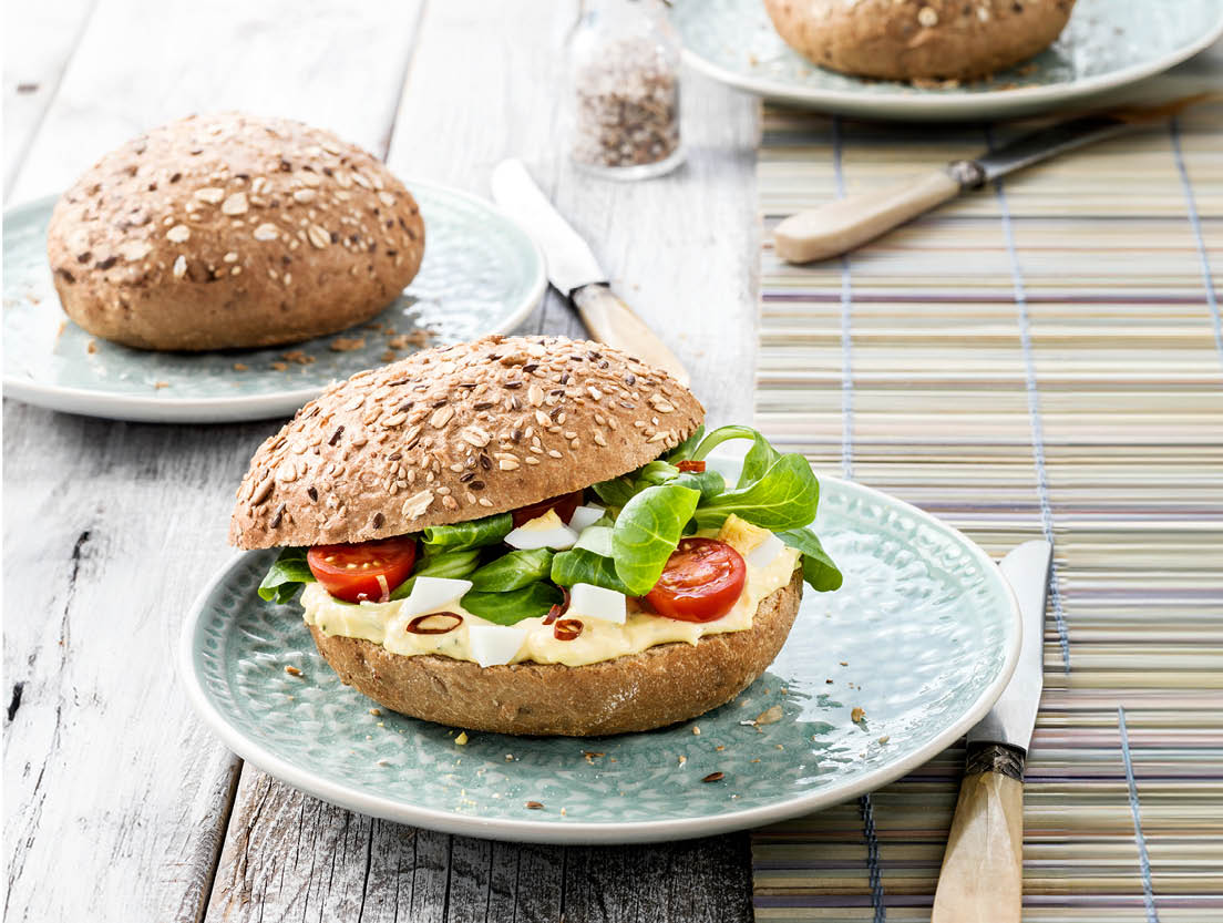 Waldkorn Reuzenbol met eiersalade en chilliringen