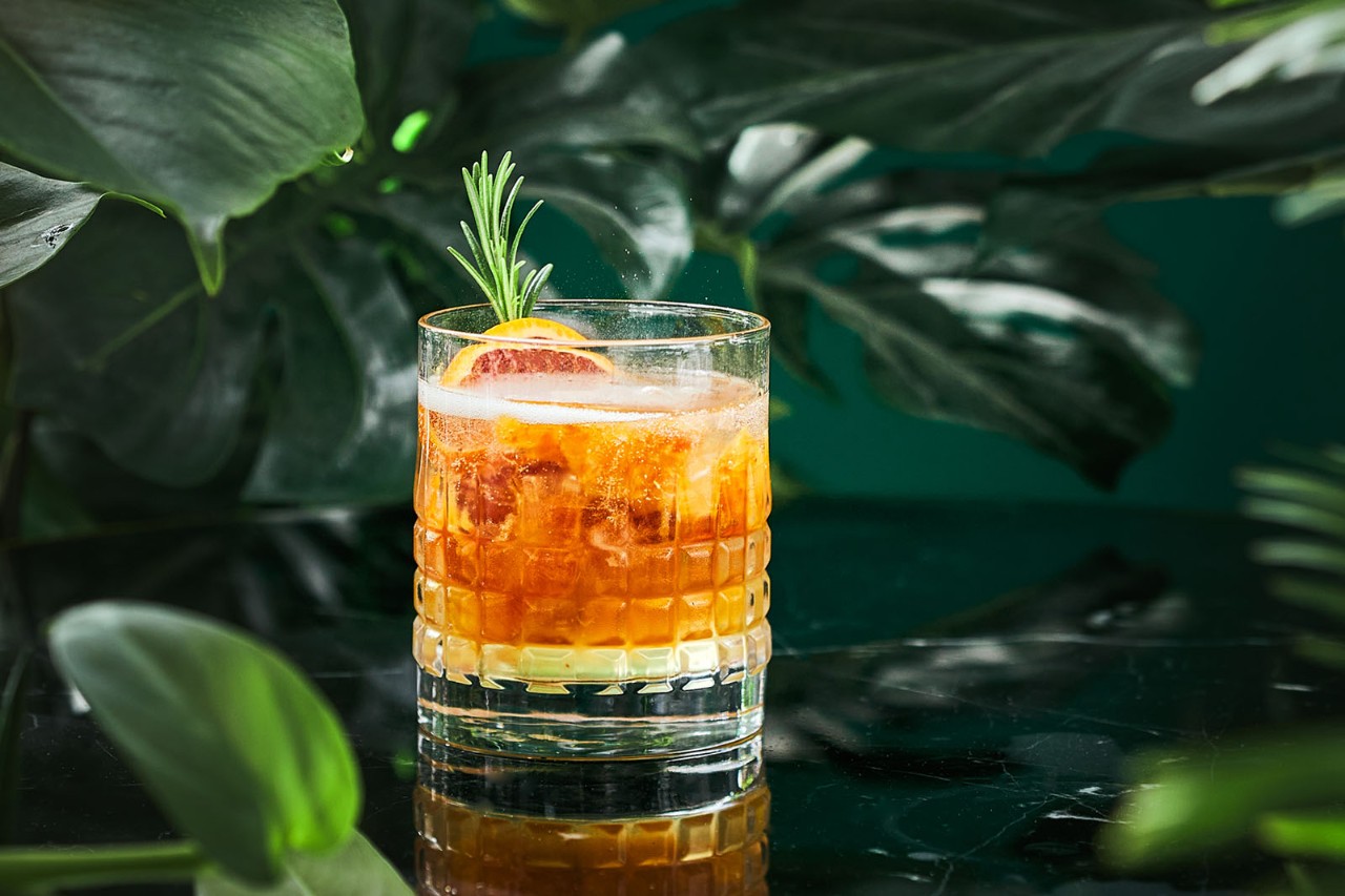 Cocktail van arancello met bloedsinaasappel en rozemarijn
