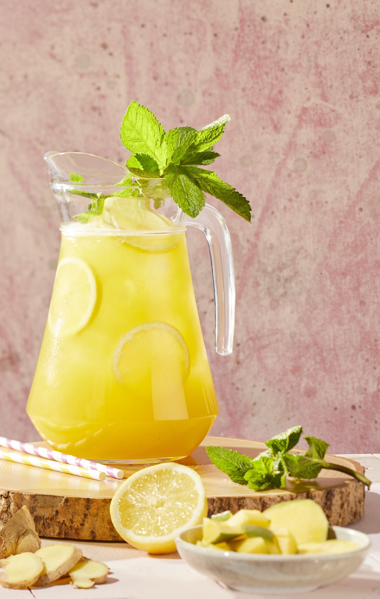 Frisse limonade met mango, citroen en honing