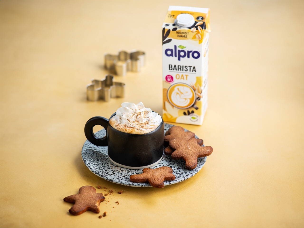 Latte met haver drink, gingerbread spice siroop en Alpro Whipping