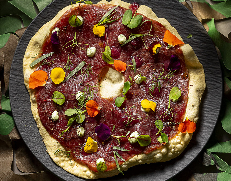 Hertencarpaccio met krokante pappadums, verfijnde kruidenmayonaise en vijgenconfituur. Een smaakvolle en elegante starter.