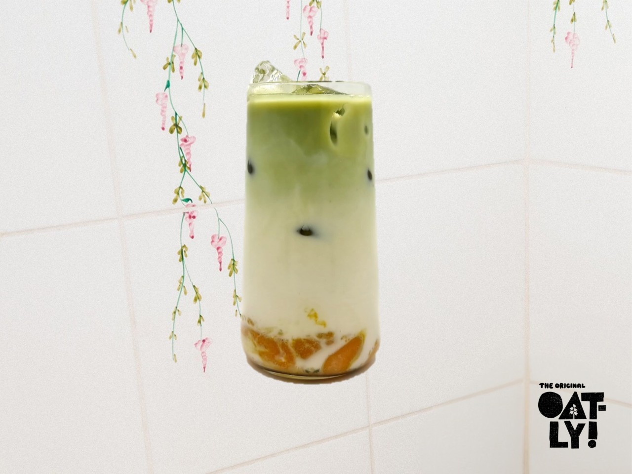 Verkoelende Iced Matcha Latte met mango en Oatly Haverdrank Barista Edition