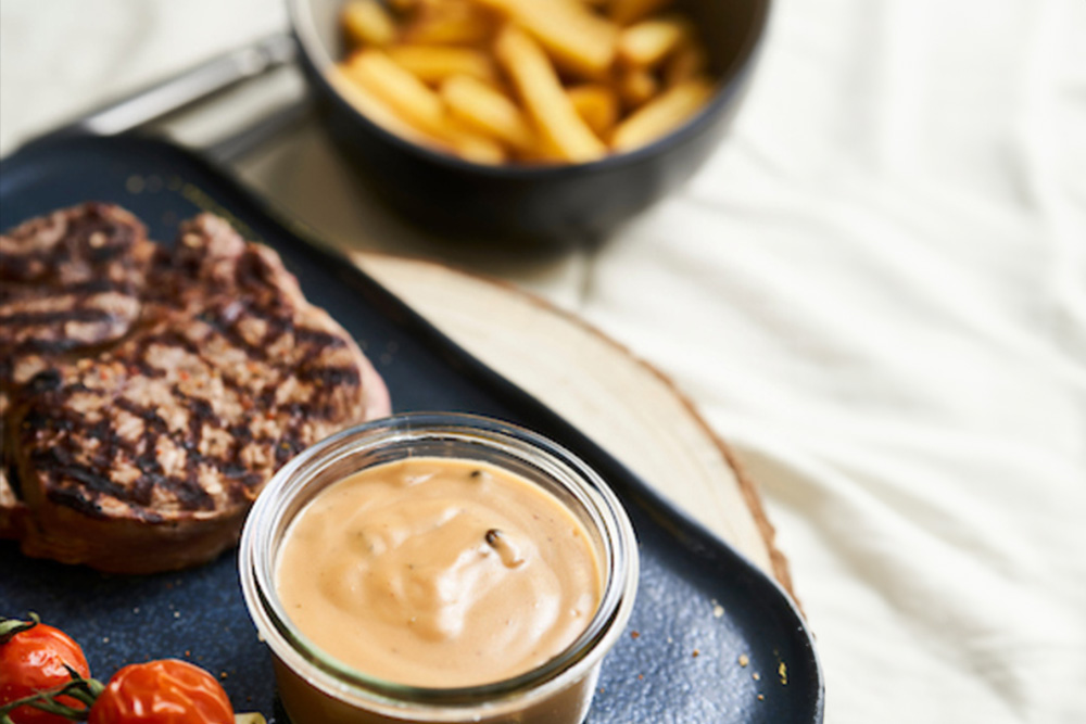 Gegrilde steak met pepersaus, salade en friet