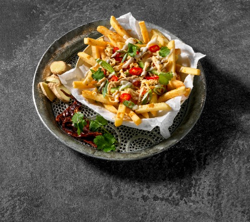 Loaded fries met pulled chicken, paprika en tandori kruiden