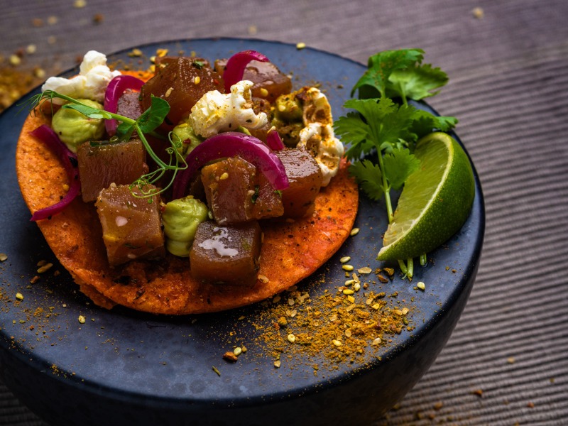 Tostado Tonijn met Japanse kruiden en frisse yuzu ponzu op krokante wraps. Een smaakvolle en creatieve combinatie voor liefhebbers van tonijntartaar.