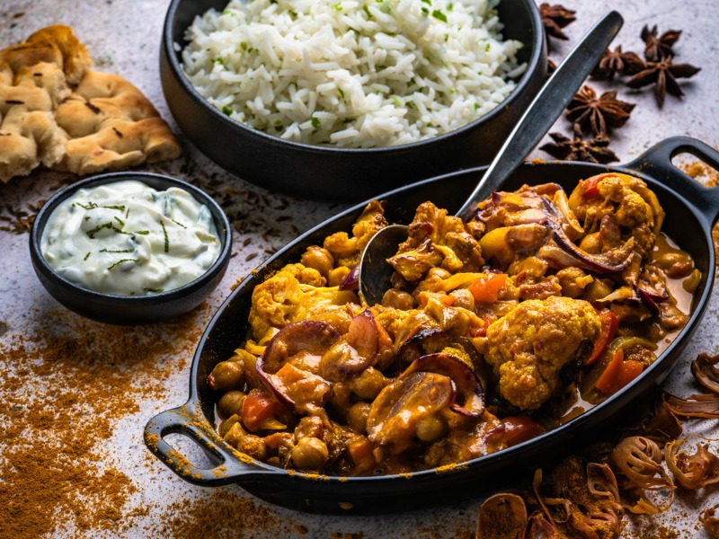 Deze bloemkoolcurry zit vol smaak door de tandoori en garam masala kruiden, gecombineerd met kikkererwten, tomaten en kokosmelk.