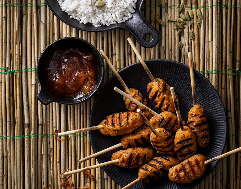 Heerlijke gekruide viskebabs met Kaapse heek, gember, koriander en tandoorikruiden. Lekker van de grill met chutney en (specerijen)rijst.