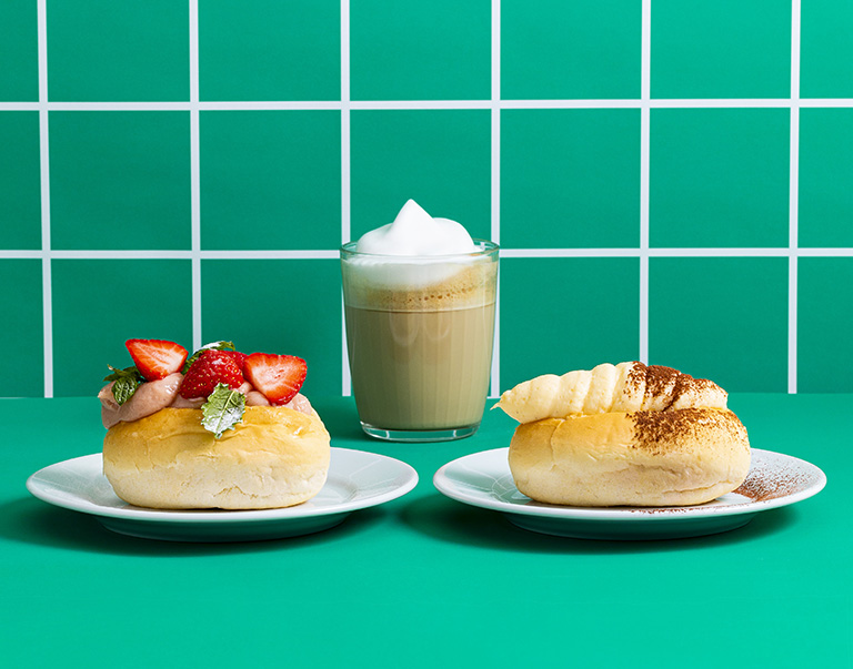 Een heerlijke combinatie van mascarponepudding, verkruimelde lange vingers en espresso in een luchtig broodje. 